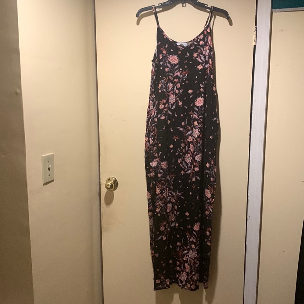 Dress sz S (HAS POCKETS ON SIDE)